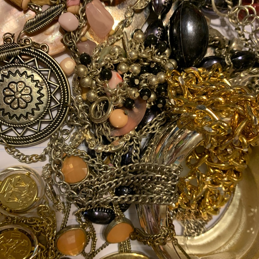 2 lbs vintage to now wearable jewelries mystery - Picture 5 of 8